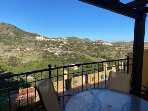 una mesa y sillas en un balcón con vistas en Montemares Golf Luxury Villas & Apartments at La Manga Club, en La Manga del Mar Menor