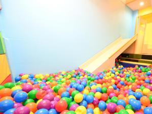 une pièce remplie de nombreux ballons colorés dans l'établissement A-GATE HOTEL 旭川 -Asahikawa-, à Asahikawa