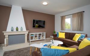 Telewizja i/lub zestaw kina domowego w obiekcie Hvaretta Villas