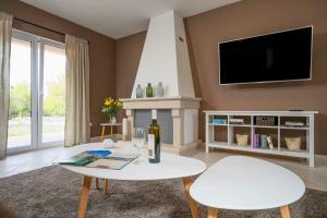 Telewizja i/lub zestaw kina domowego w obiekcie Hvaretta Villas