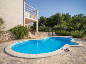 Basen w obiekcie Hvaretta Villas lub w pobliżu