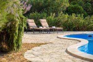 Basen w obiekcie Hvaretta Villas lub w pobliżu