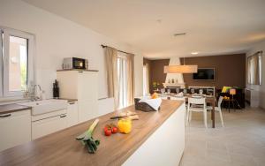Kuchnia lub aneks kuchenny w obiekcie Hvaretta Villas