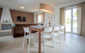 Telewizja i/lub zestaw kina domowego w obiekcie Hvaretta Villas