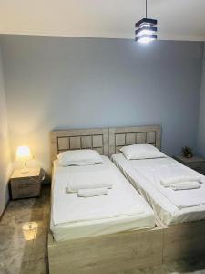 เตียงในห้องที่ sea view rooms in Batumi