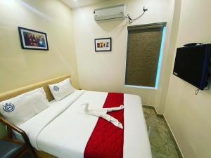 Postel nebo postele na pokoji v ubytování Hotel Sangeeth Palace