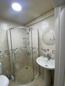 y baño con ducha y lavamanos. en sea view rooms in Batumi en Angisa