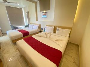 Postel nebo postele na pokoji v ubytování Hotel Sangeeth Palace