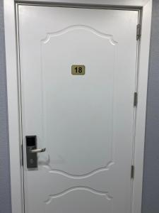 Una puerta blanca con el número. en sea view rooms in Batumi en Angisa