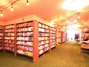uma livraria com prateleiras cheias de livros em A-GATE HOTEL 旭川 -Asahikawa- em Asahikawa
