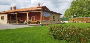 ein Haus mit einem Pavillon im Hof in der Unterkunft La Cala Hostel in Loredo
