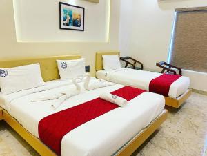 Postel nebo postele na pokoji v ubytování Hotel Sangeeth Palace
