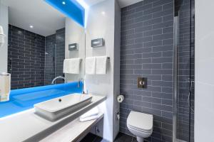 uma casa de banho com um lavatório e um WC em Holiday Inn Express - Regensburg, an IHG Hotel em Regensburg