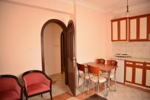 a kitchen and dining room with a table and chairs at AKASYA VADİSİ in Kızılcahamam