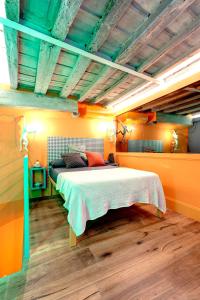 1 dormitorio con 1 cama en una habitación naranja en Mamo Florence - Pop Tower Apartments, en Florencia