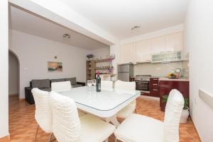 Kuchyň nebo kuchyňský kout v ubytování Apartment Ana Chill in Bast