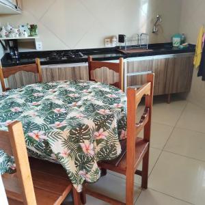 una cocina con mesa y mantel. en Casa Germania, en Canoa Quebrada