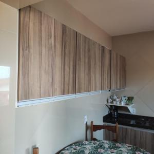Habitación con armarios de madera en la pared. en Casa Germania, en Canoa Quebrada