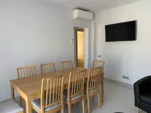 a dining room with a wooden table and chairs at RentalSevilla Moderno apartamento en Triana de 95m2 in Seville