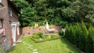 a small garden with a bench in a backyard at Halmis FeWo in Derenburg
