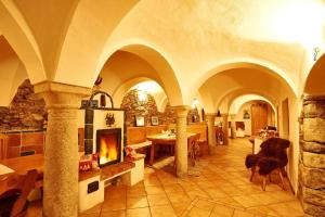 een woonkamer met een open haard in een stenen gebouw bij Ferienhof Stetter in Schöllnach +17 foto's