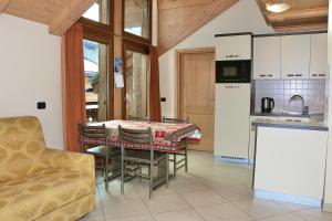 a kitchen and dining room with a table and chairs at Casa Peri in Livigno
