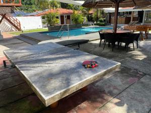莫阿爾博阿的住宿－莫阿爾博阿度假村，游泳池旁的一张桌子上放着水果