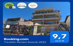 un edificio con un cartello che legge i premi per le recensioni dei viaggiatori di D&D Apartments a Tivat