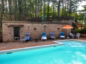 una piscina con sedie e una casa di Belvilla by OYO Villa Sole a Misciano