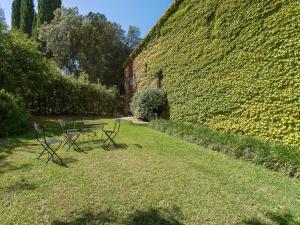 een picknicktafel en stoelen in een grasveld bij Belvilla by OYO La Cantina in Umbertide