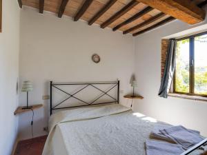 a bedroom with a bed in a room with a window at Belvilla by OYO La Cantina in Umbertide