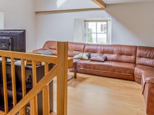 un sofá de cuero marrón en la sala de estar en Holiday Home near Ravel Cycling paths, en Heuem