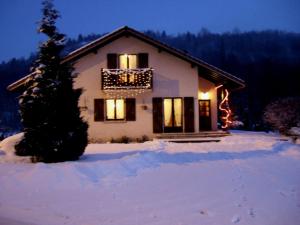 Valley View Villa in Le Menil with Private Garden om vinteren