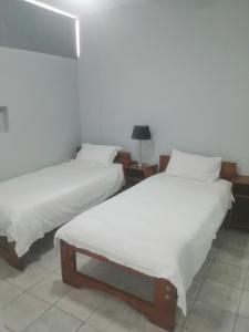 deux lits côte à côte dans une pièce dans l'établissement Seagull 512, à Margate