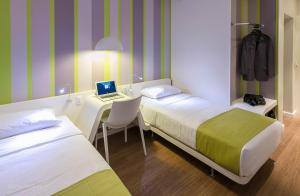 Postel nebo postele na pokoji v ubytování DMax Hotel
