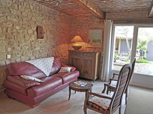 ヴネルにあるLuxurious Villa in Aix en Provence with Jacuzziのリビングルーム(革張りのソファ、テーブル付)