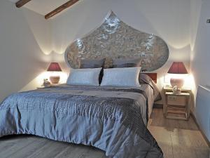 ヴネルにあるLuxurious Villa in Aix en Provence with Jacuzziのベッドルーム1室(大型ベッド1台、大型ヘッドボード付)