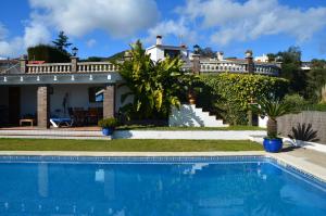 Villa con piscina frente a una casa en Sea view, Wonderful pool, Nature, Peaceful en Sant Cebrià de Vallalta