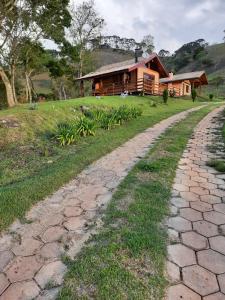 a cobblestone road in front of a house at Encanto das Rosas in Santo Antônio do Pinhal