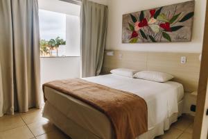 Tempat tidur dalam kamar di Jardim Atlântico Beach Resort