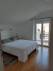Postel nebo postele na pokoji v ubytování Apartments Helena