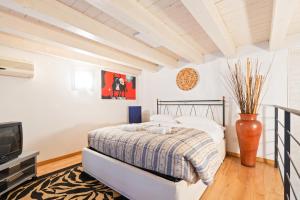 Säng eller sängar i ett rum på Loft di Design Porta Romana/Corso Lodi