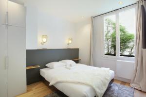 Säng eller sängar i ett rum på Apartment Palais Royal by Studio prestige