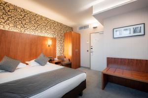 Habitación de hotel con cama y escritorio en Hotel Chamade, en Gante