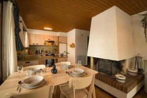 una sala da pranzo con tavolo e sedie e una cucina di Fyfauter 2 a Lago Schwarzsee