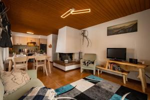 ein Wohnzimmer mit einem Sofa und einem Esszimmer in der Unterkunft Fyfauter 2 in Schwarzsee