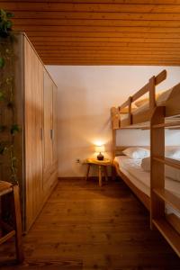 1 Schlafzimmer mit 2 Etagenbetten und einem Tisch in der Unterkunft Fyfauter 2 in Schwarzsee