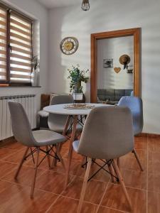 ein Esszimmer mit Tisch und Stühlen in der Unterkunft Studio Central Square in Gospić