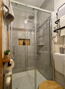 eine Dusche mit einer Glastür in einem Badezimmer in der Unterkunft Studio Central Square in Gospić