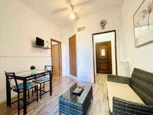 salon z kanapą i stołem w obiekcie B&B La Rocca w mieście Caprarola